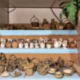 Con i materiali pi� vari realizza poi molti componenti dei presepi che ricordano oggetti tipici delle antiche case pugliesi: dai cestini di vimini alle brocche...